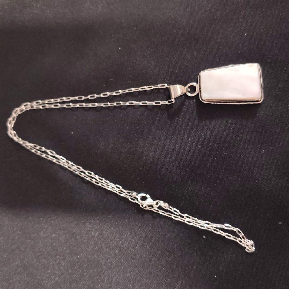 Nacre (Mother of Pearl) Pendant Necklace - Picture 3 of 4